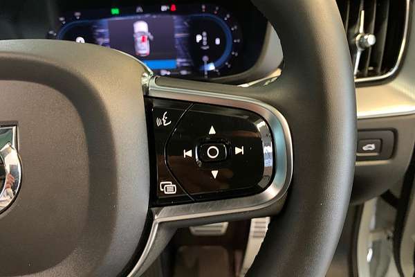 2022 Volvo XC60 B6 R-Design