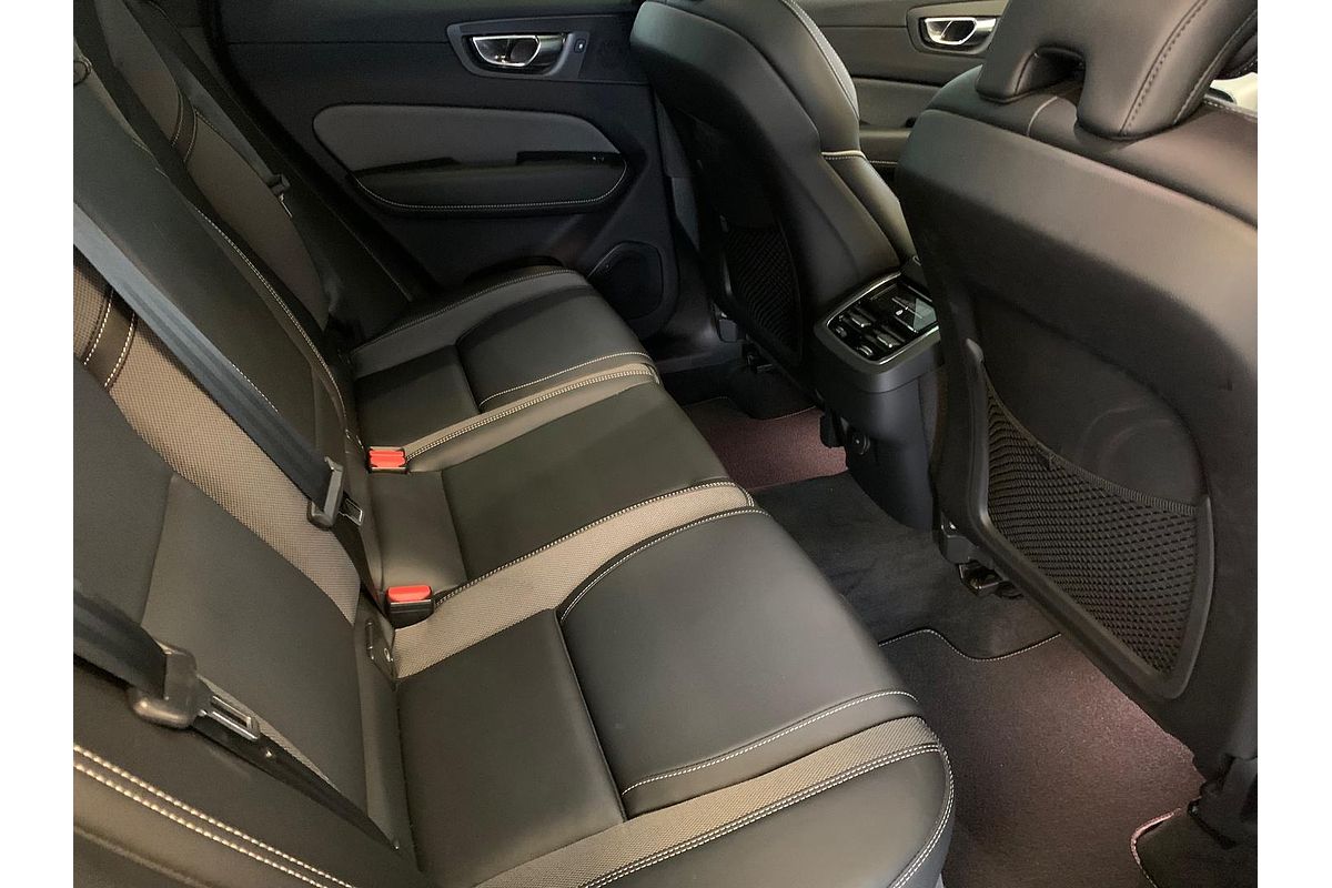 2022 Volvo XC60 B6 R-Design