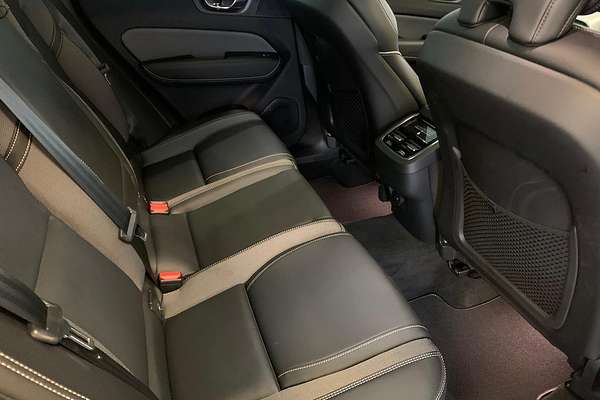 2022 Volvo XC60 B6 R-Design