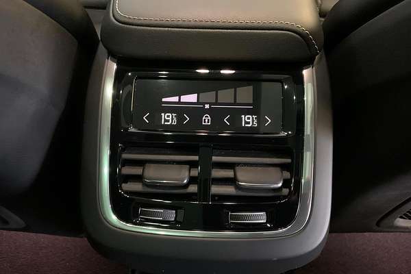 2022 Volvo XC60 B6 R-Design