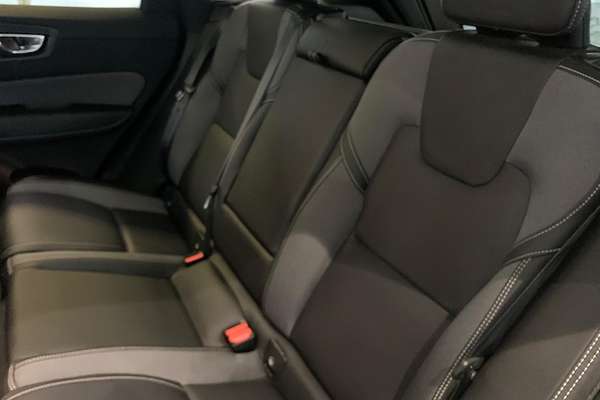 2022 Volvo XC60 B6 R-Design