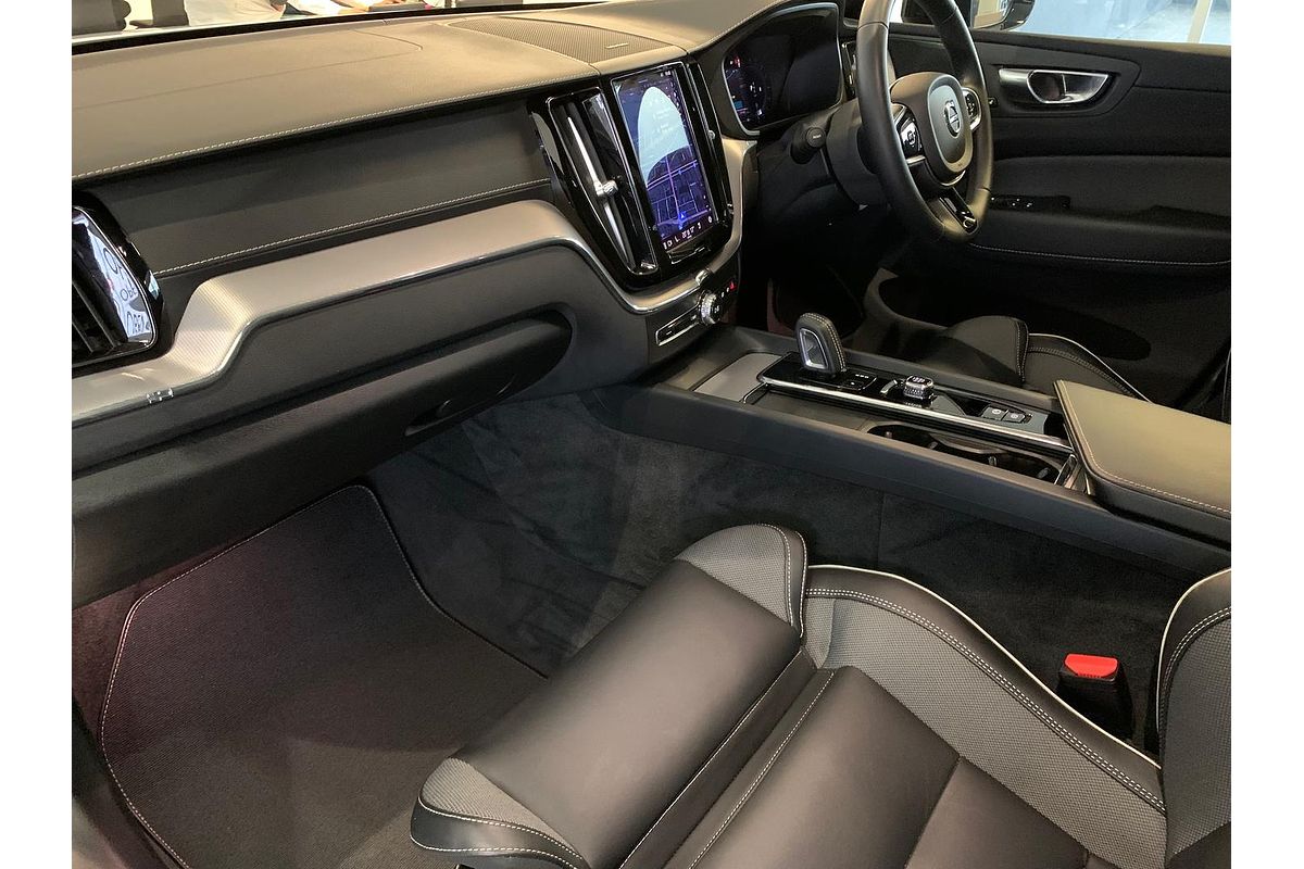 2022 Volvo XC60 B6 R-Design