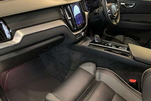 2022 Volvo XC60 B6 R-Design