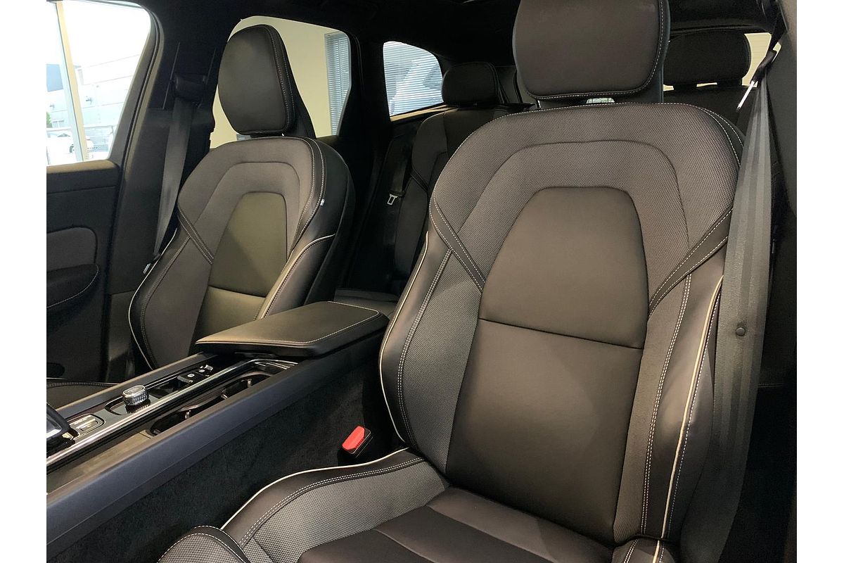 2022 Volvo XC60 B6 R-Design