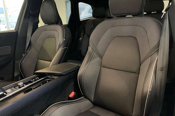 2022 Volvo XC60 B6 R-Design