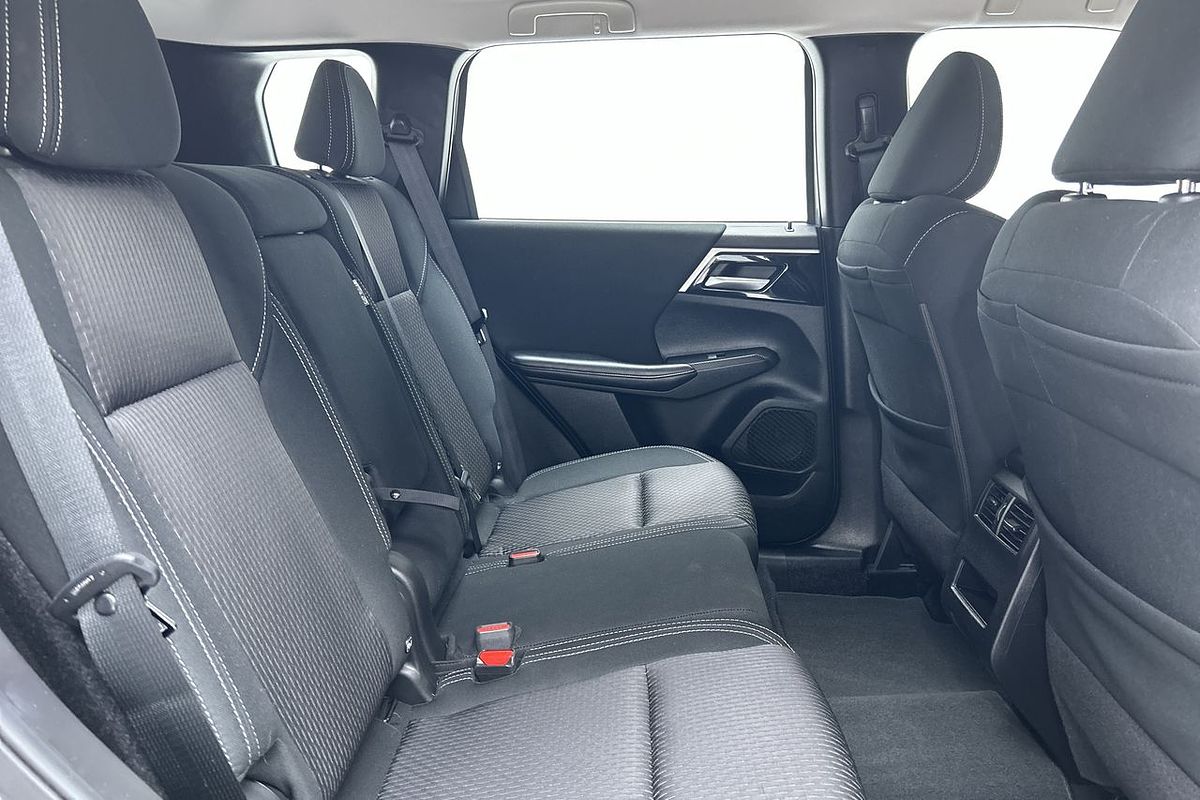 2023 Mitsubishi Outlander ES ZM