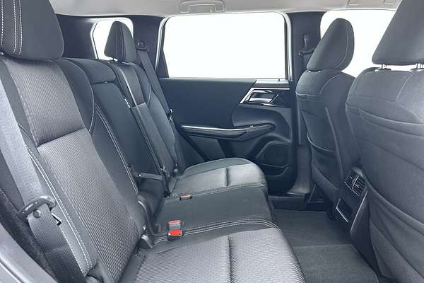 2023 Mitsubishi Outlander ES ZM