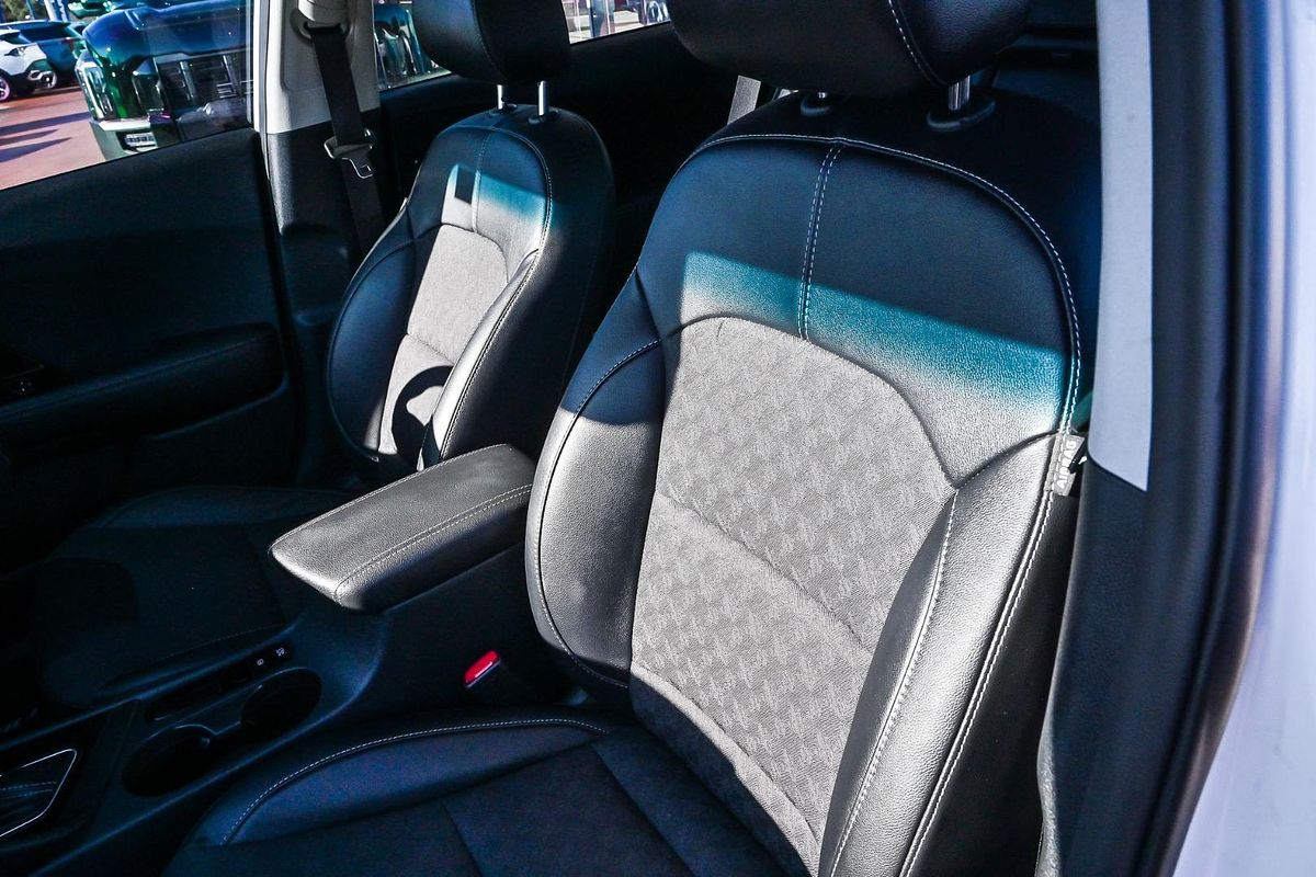 2021 Kia Niro Hybrid S DE