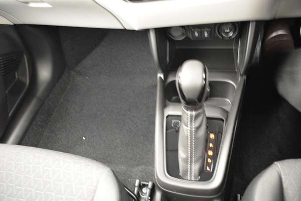 2025 Suzuki Swift Hybrid GLX UZ