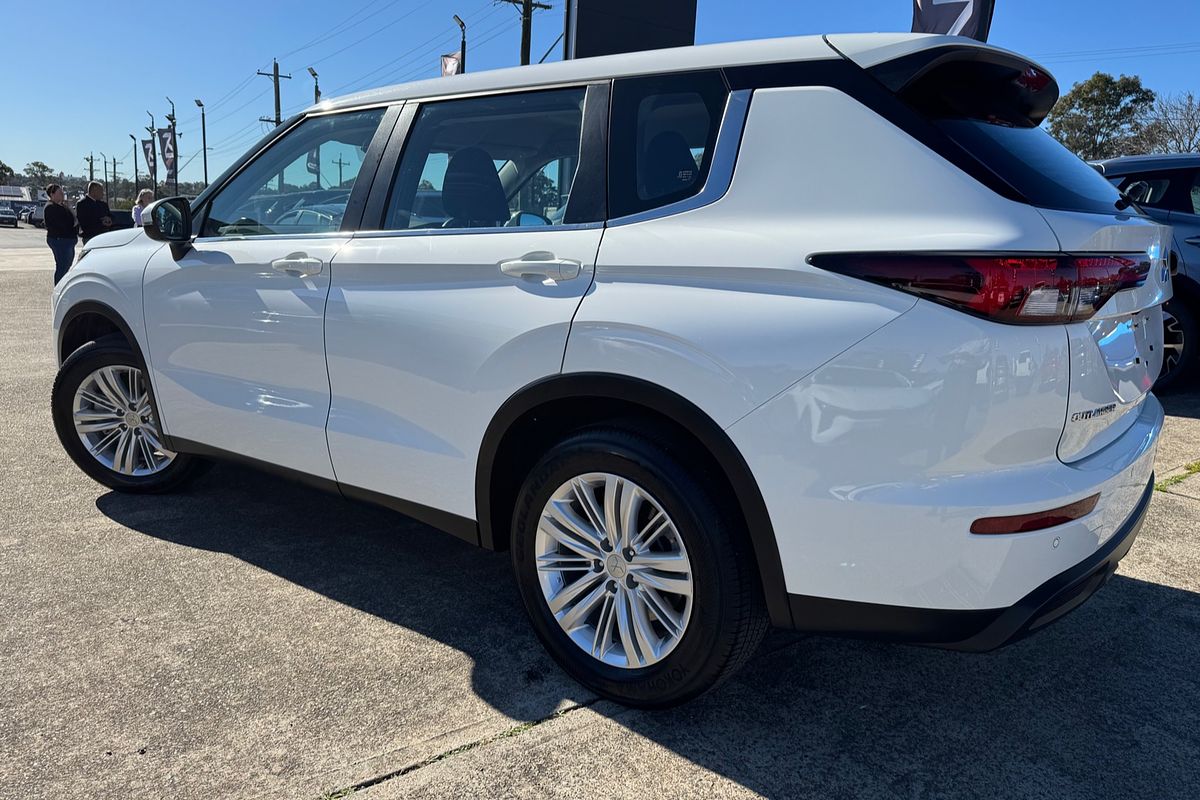 2023 Mitsubishi Outlander ES ZM