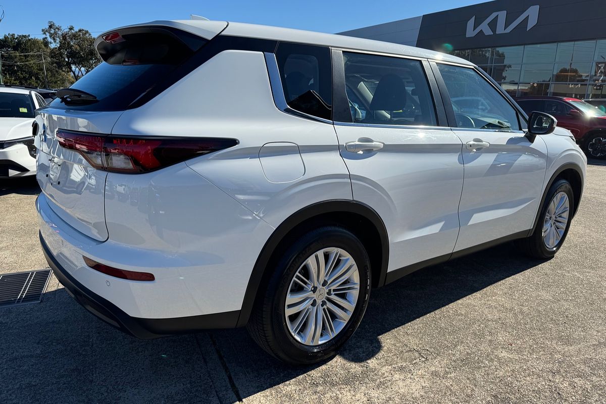 2023 Mitsubishi Outlander ES ZM