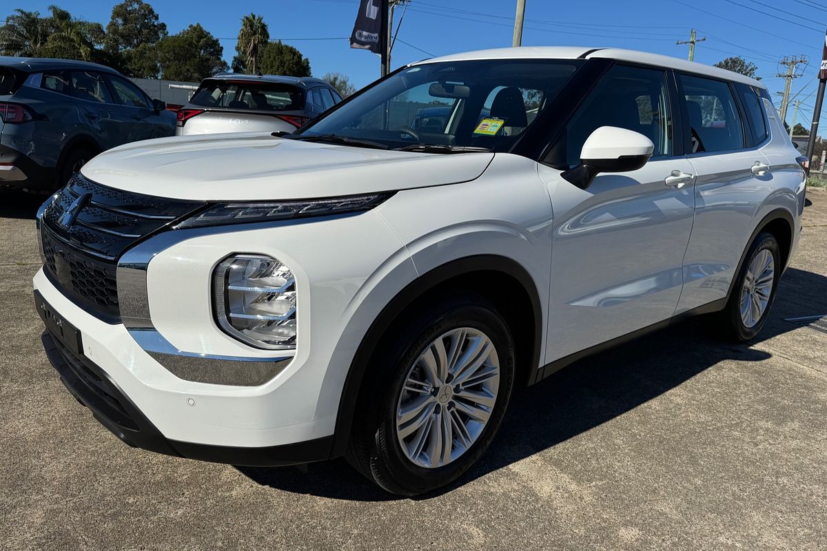 2023 Mitsubishi Outlander ES ZM