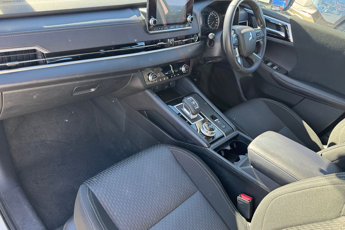 2023 Mitsubishi Outlander ES ZM