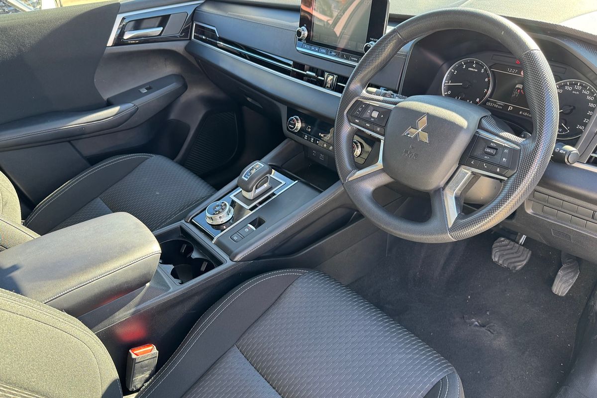 2023 Mitsubishi Outlander ES ZM