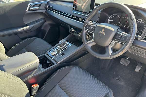 2023 Mitsubishi Outlander ES ZM