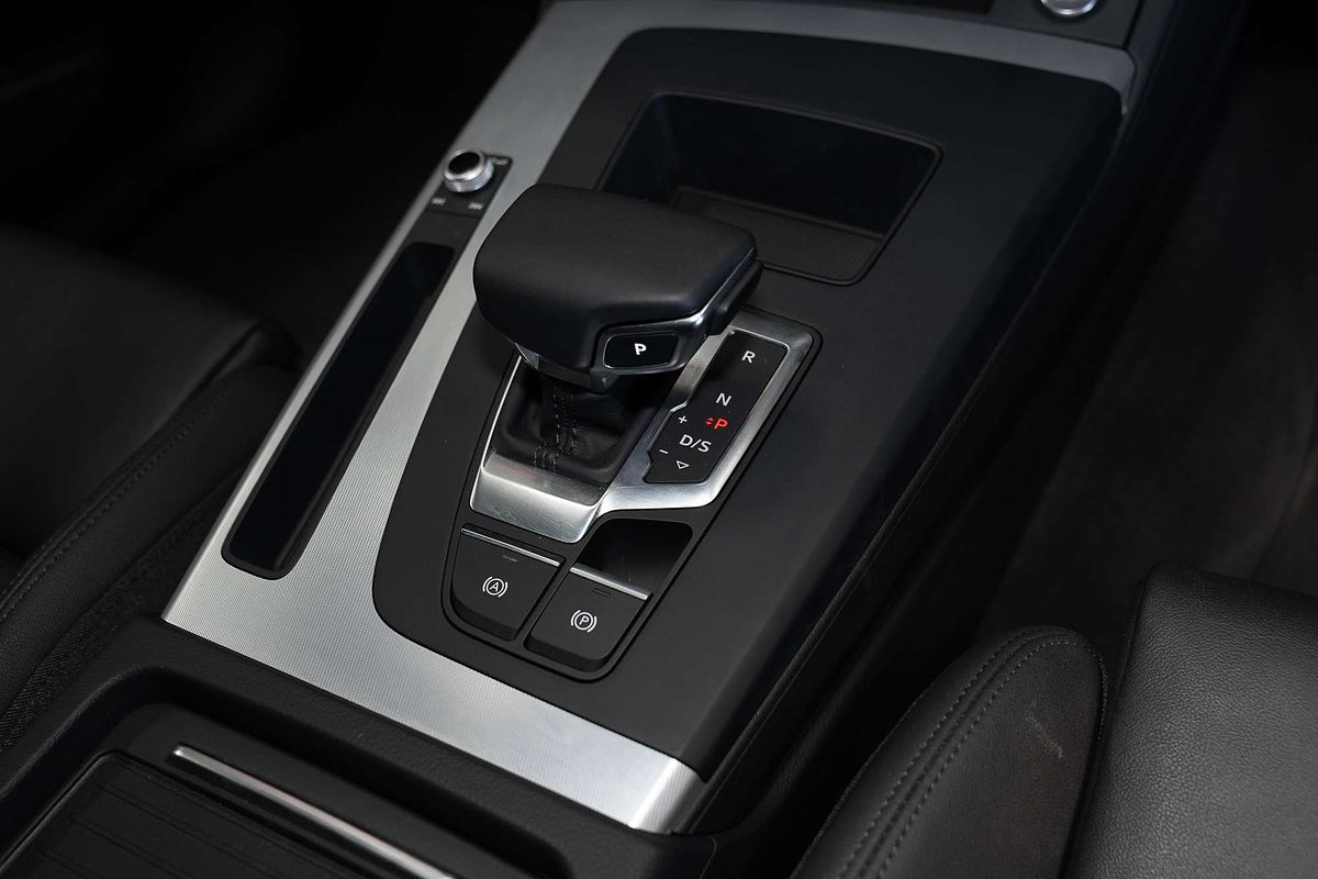 2023 Audi Q5 55 TFSI e S line FY