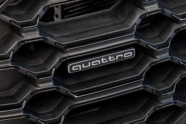 2023 Audi Q5 55 TFSI e S line FY