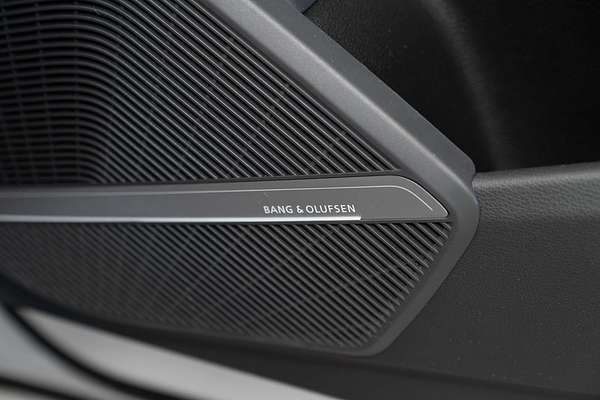 2023 Audi Q5 55 TFSI e S line FY