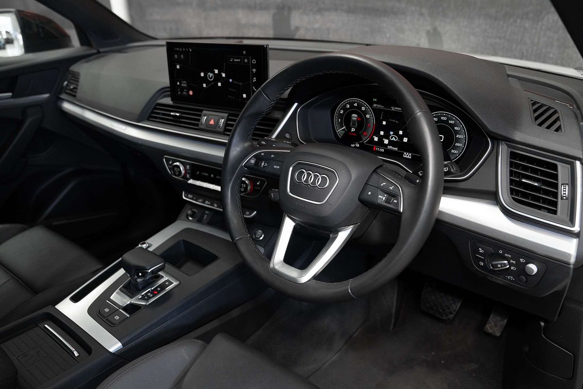 2023 Audi Q5 55 TFSI e S line FY