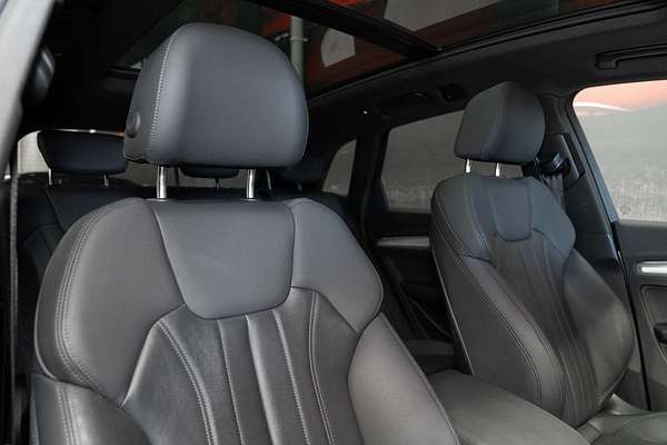 2023 Audi Q5 55 TFSI e S line FY