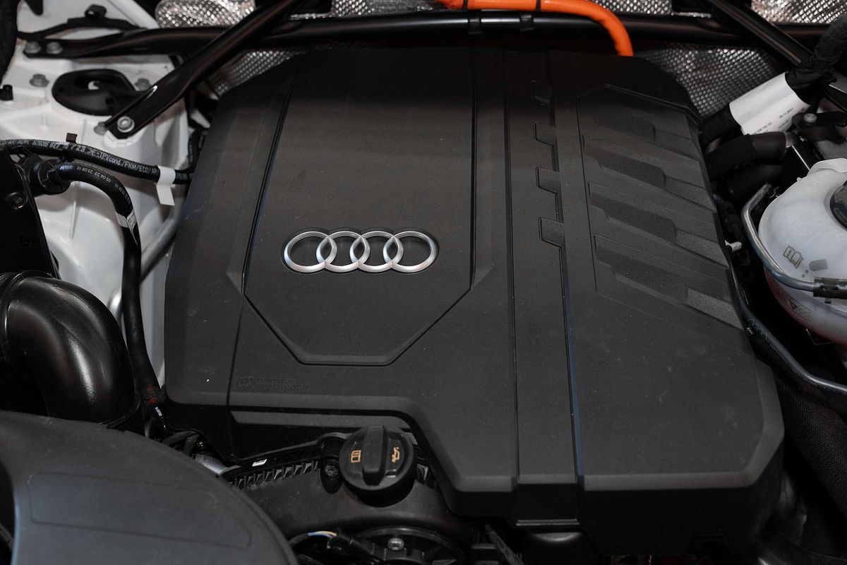 2023 Audi Q5 55 TFSI e S line FY