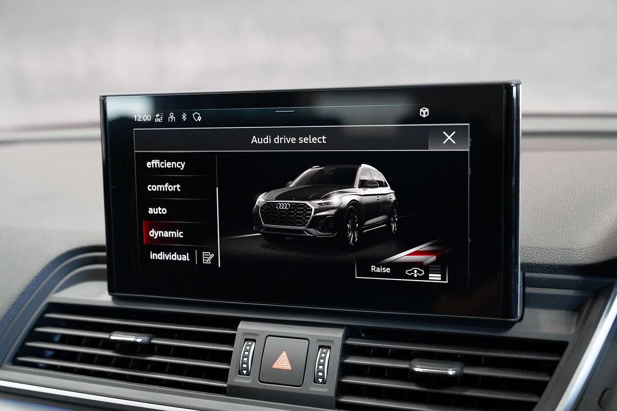 2023 Audi Q5 55 TFSI e S line FY