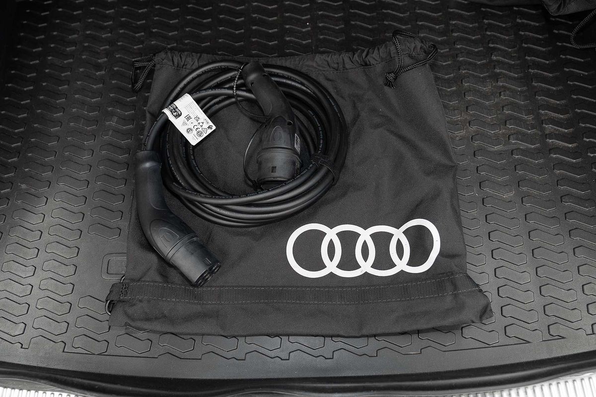 2023 Audi Q5 55 TFSI e S line FY
