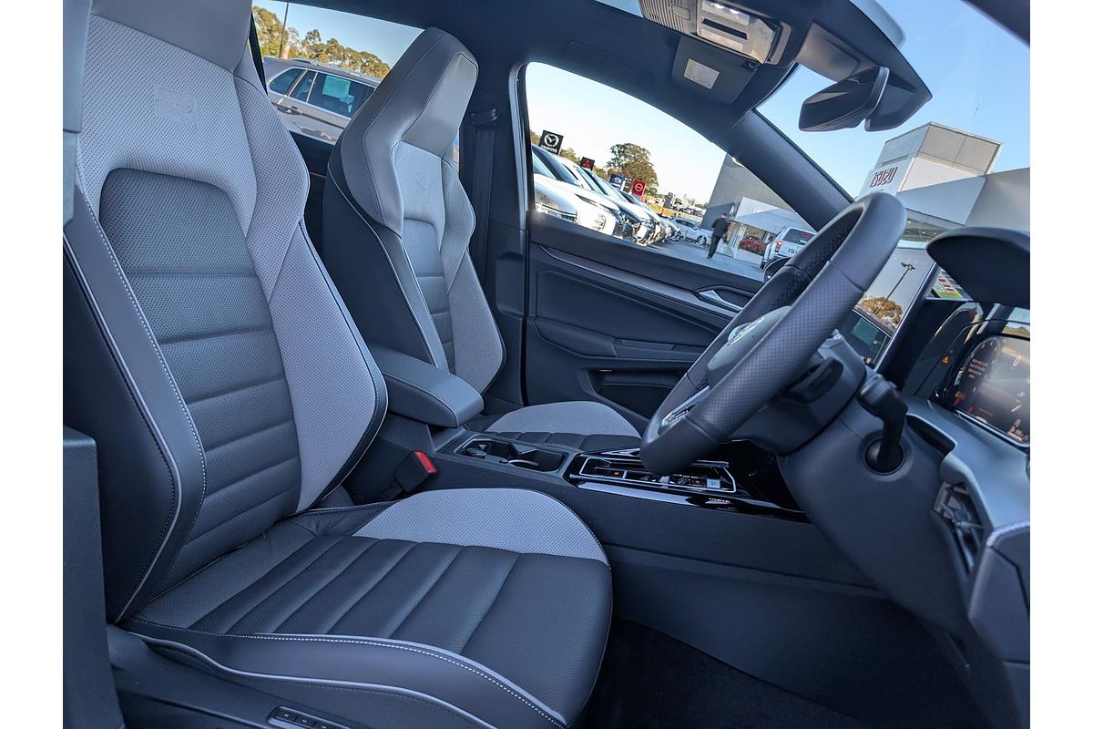 2025 Volkswagen Golf 110TSI R-Line 8.5