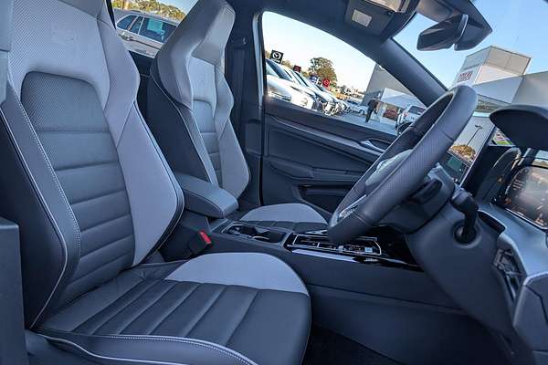 2025 Volkswagen Golf 110TSI R-Line 8.5