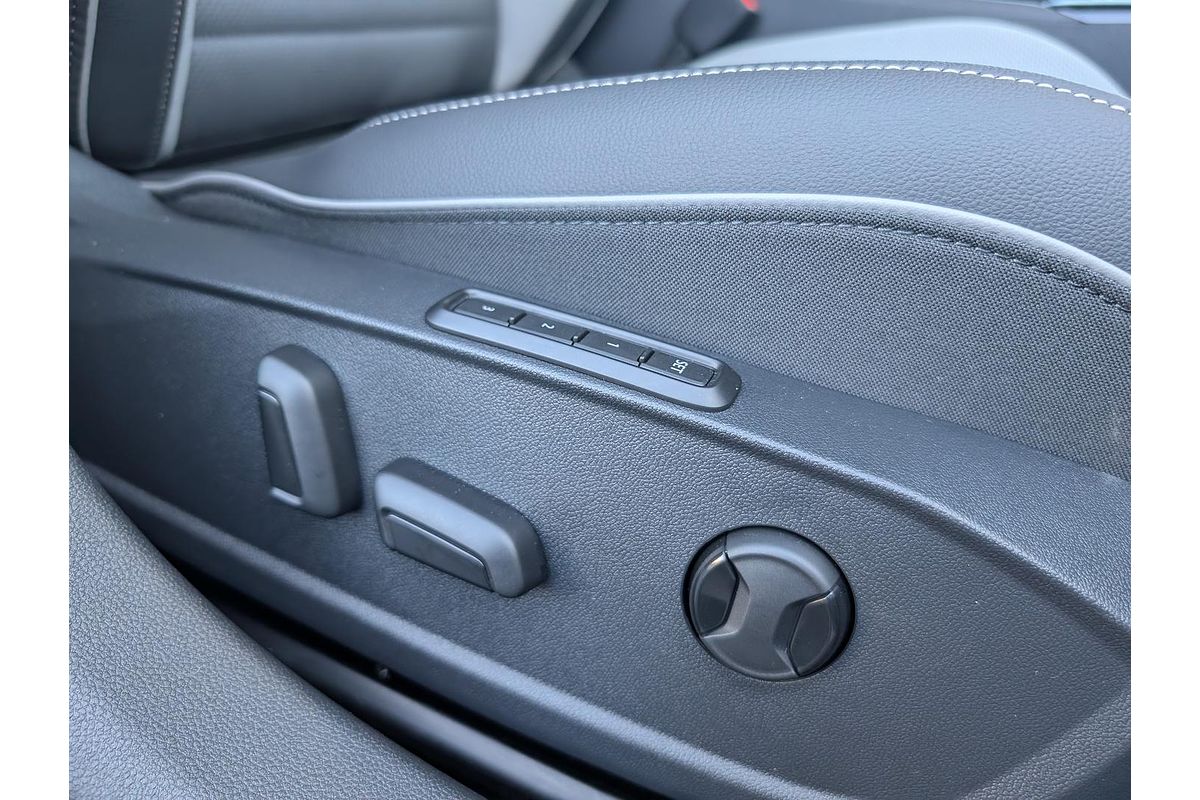 2025 Volkswagen Golf 110TSI R-Line 8.5