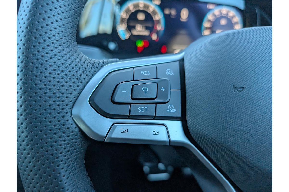 2025 Volkswagen Golf 110TSI R-Line 8.5