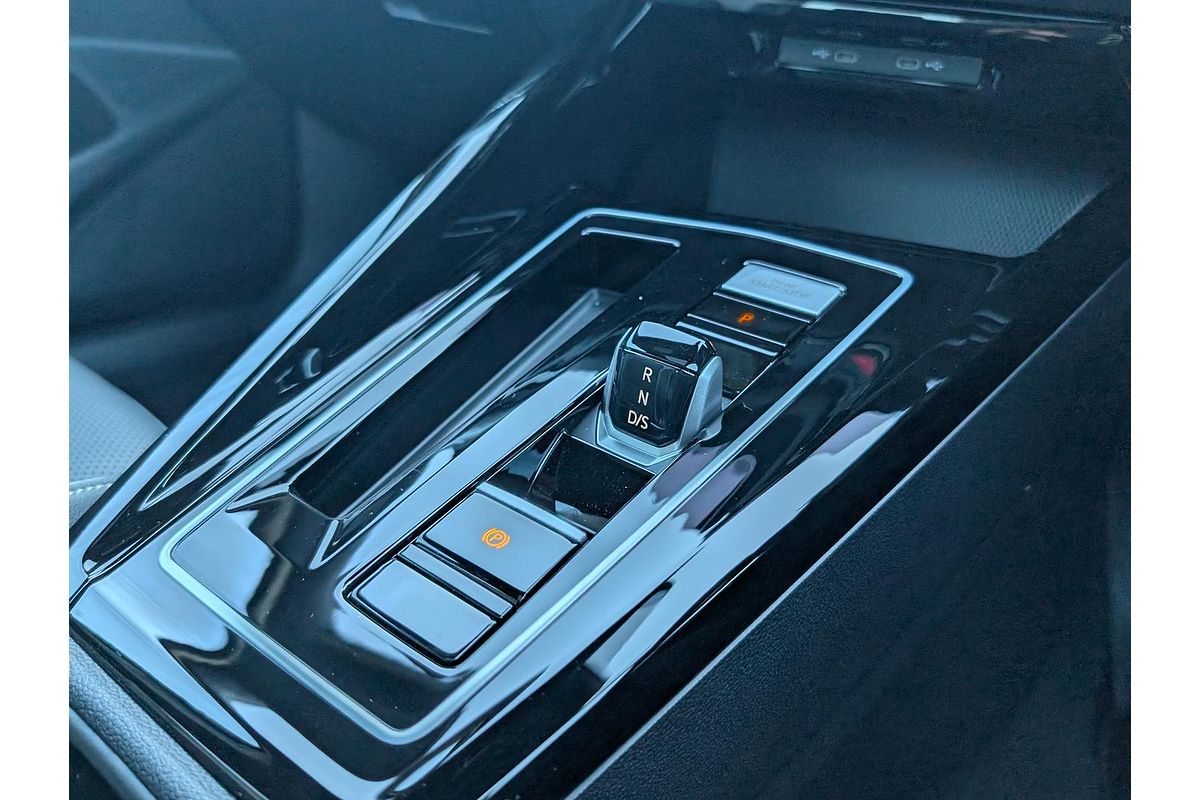 2025 Volkswagen Golf 110TSI R-Line 8.5
