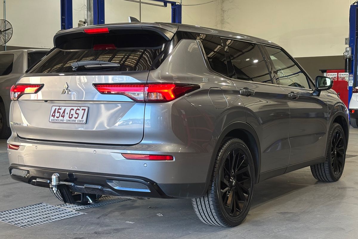 2023 Mitsubishi Outlander LS Black Edition ZM