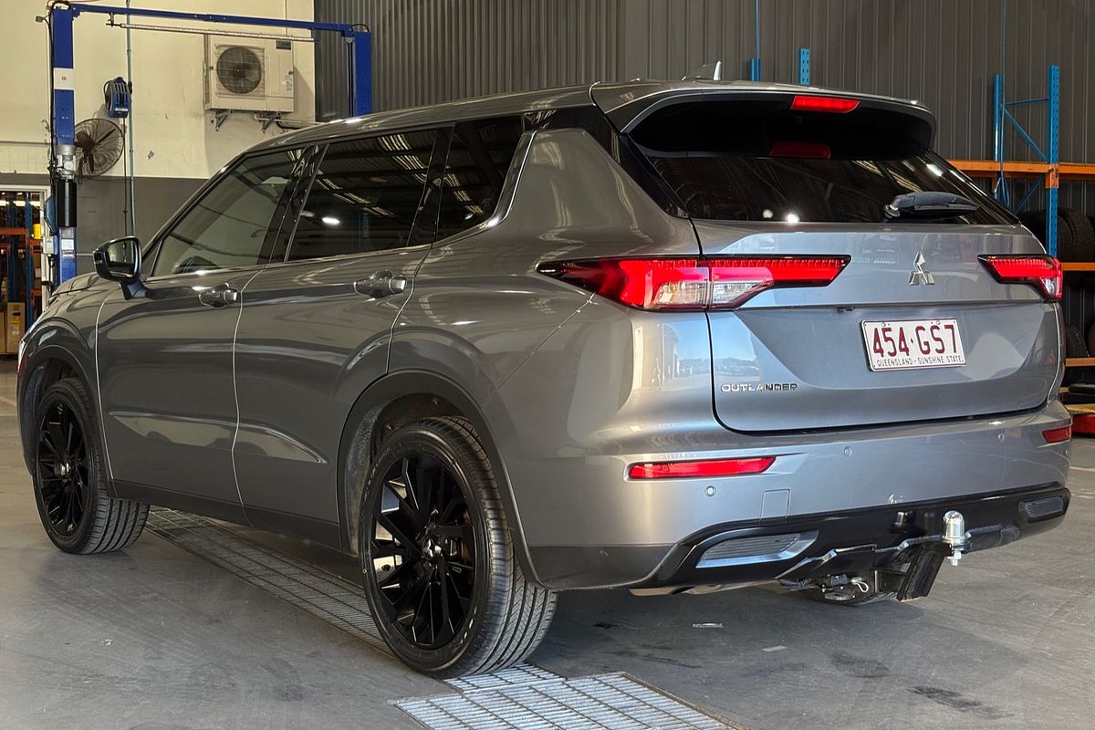 2023 Mitsubishi Outlander LS Black Edition ZM