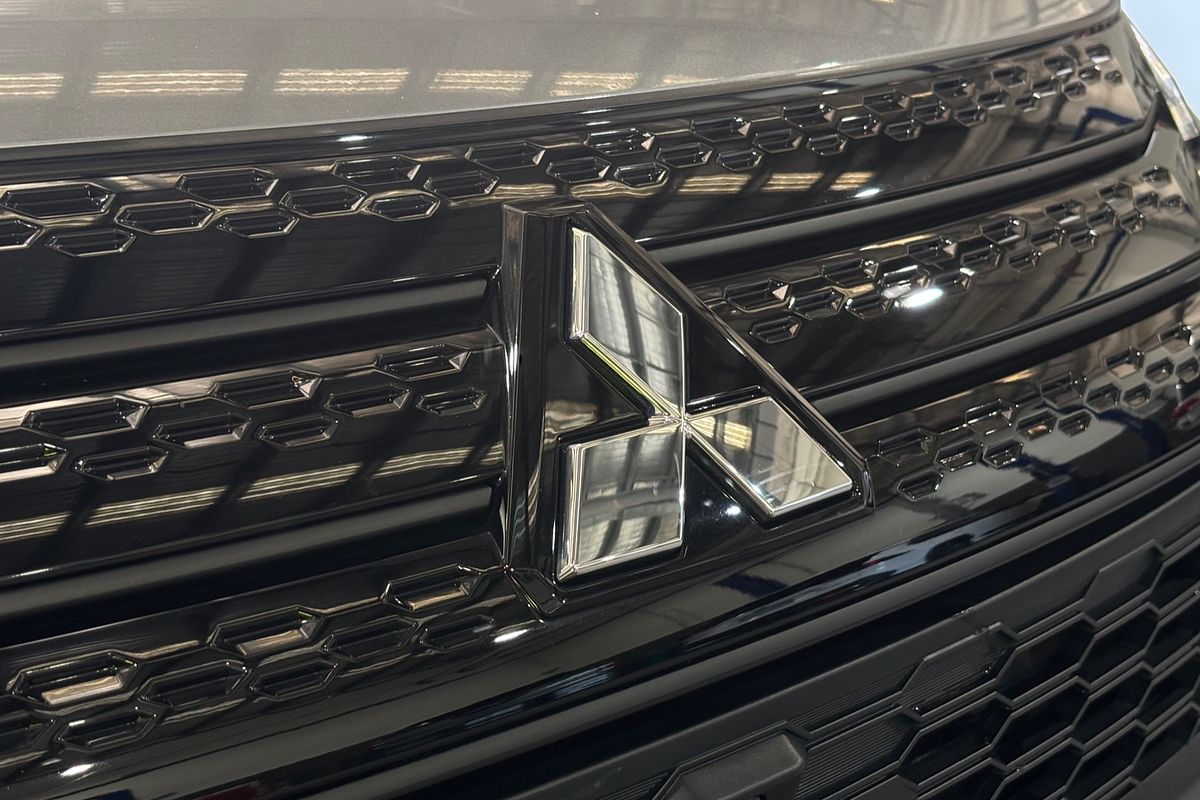 2023 Mitsubishi Outlander LS Black Edition ZM