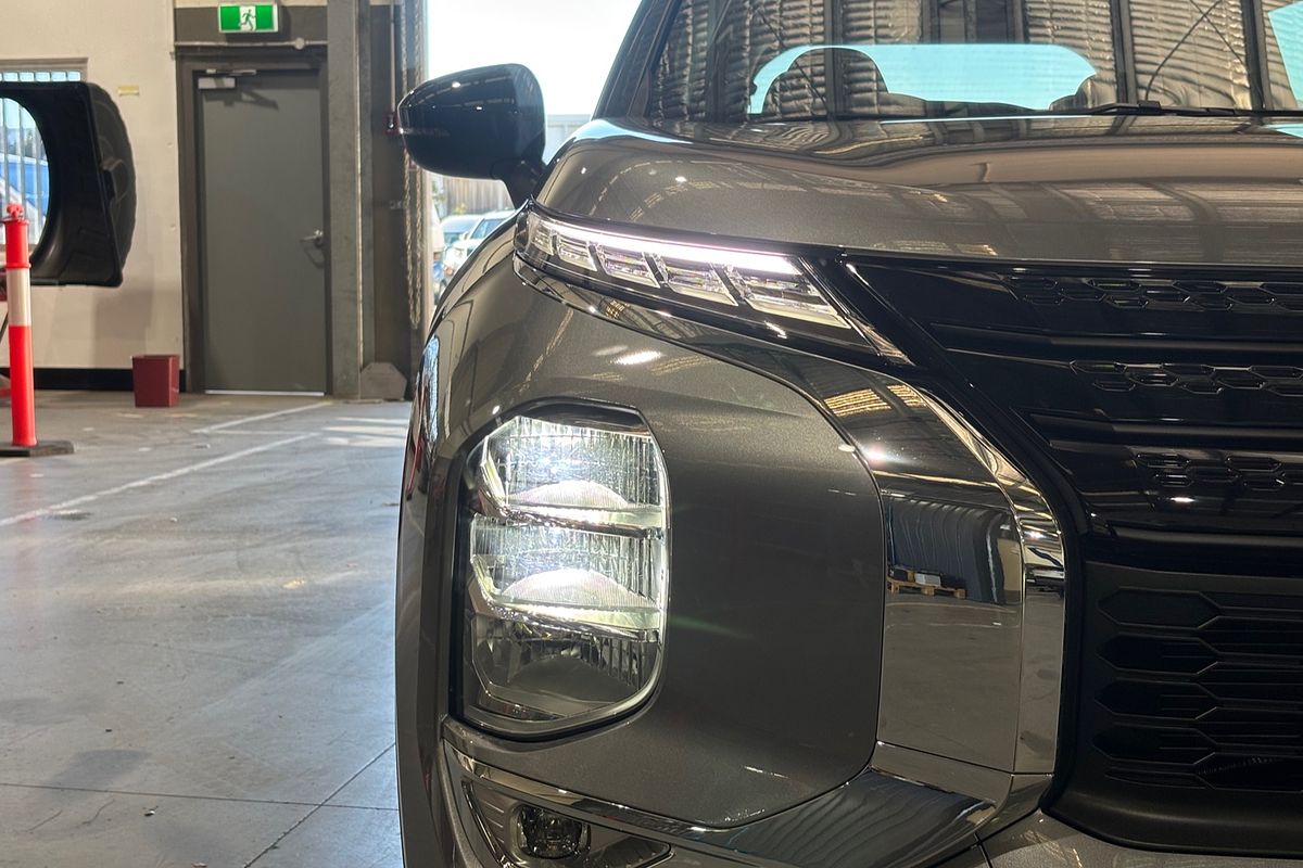2023 Mitsubishi Outlander LS Black Edition ZM