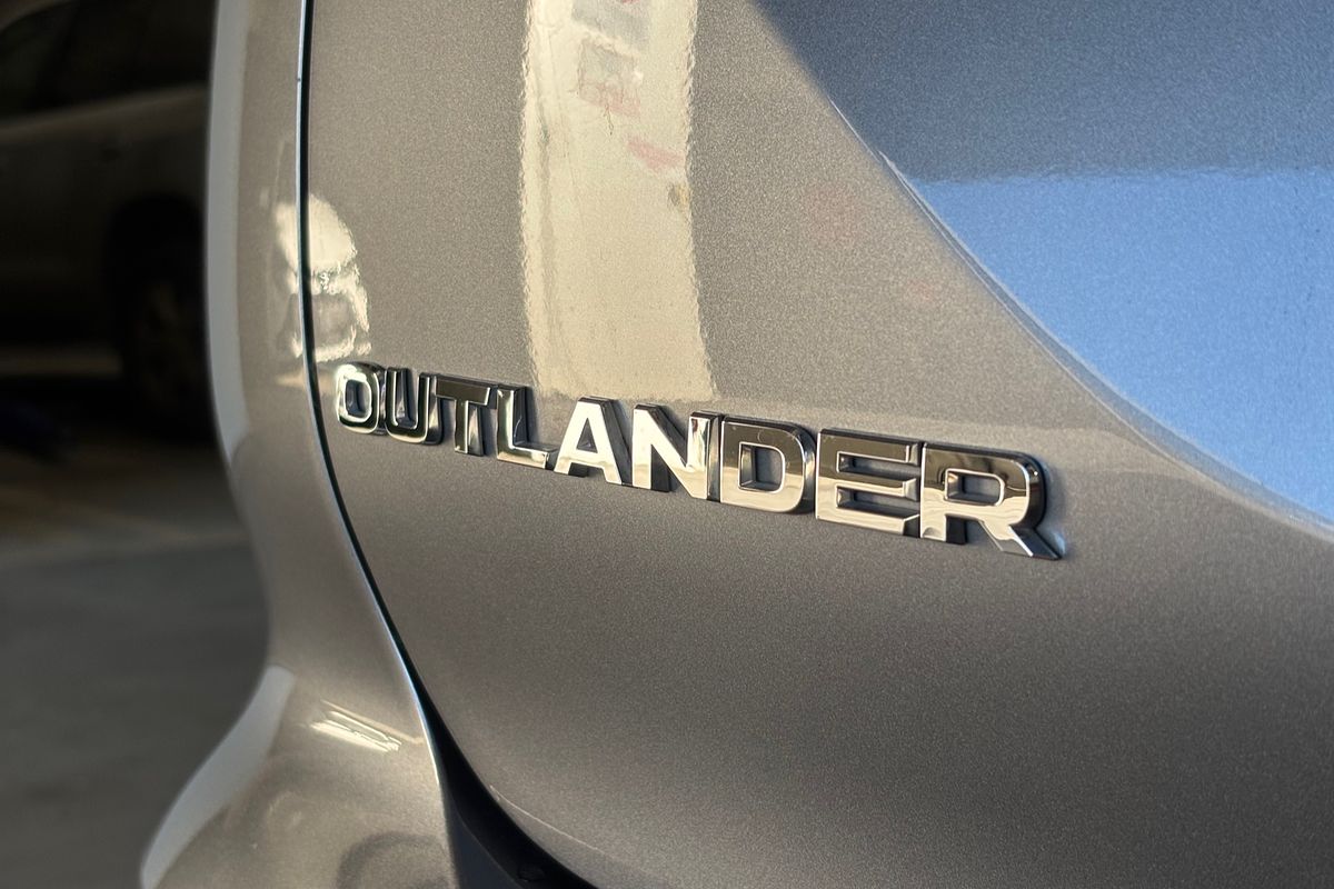 2023 Mitsubishi Outlander LS Black Edition ZM