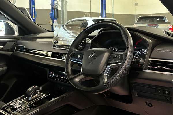 2023 Mitsubishi Outlander LS Black Edition ZM
