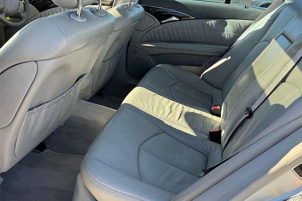 2004 Mercedes-Benz E320 AVANTGARDE 211