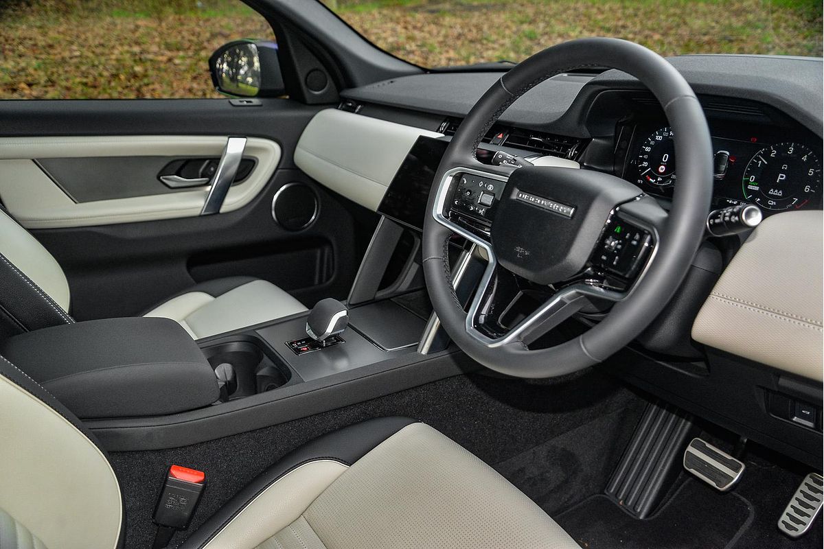 2024 Land Rover Discovery Sport P300e Dynamic SE L550
