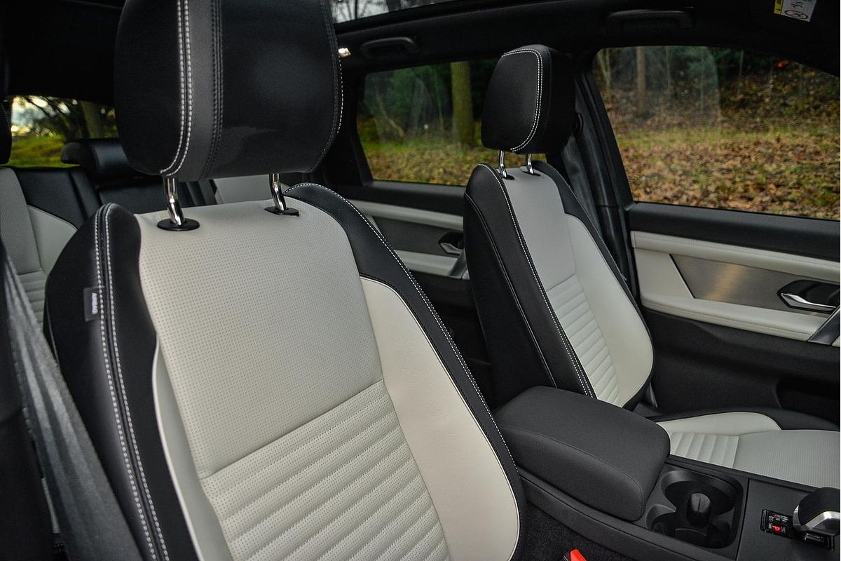 2024 Land Rover Discovery Sport P300e Dynamic SE L550