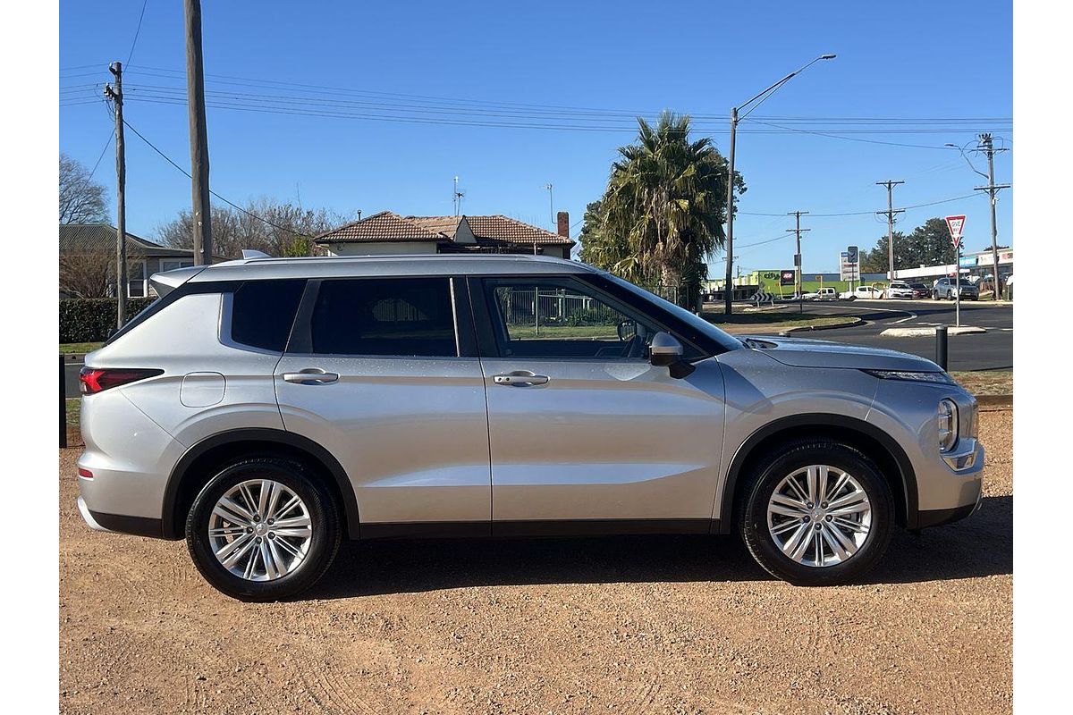 2024 Mitsubishi Outlander LS ZM