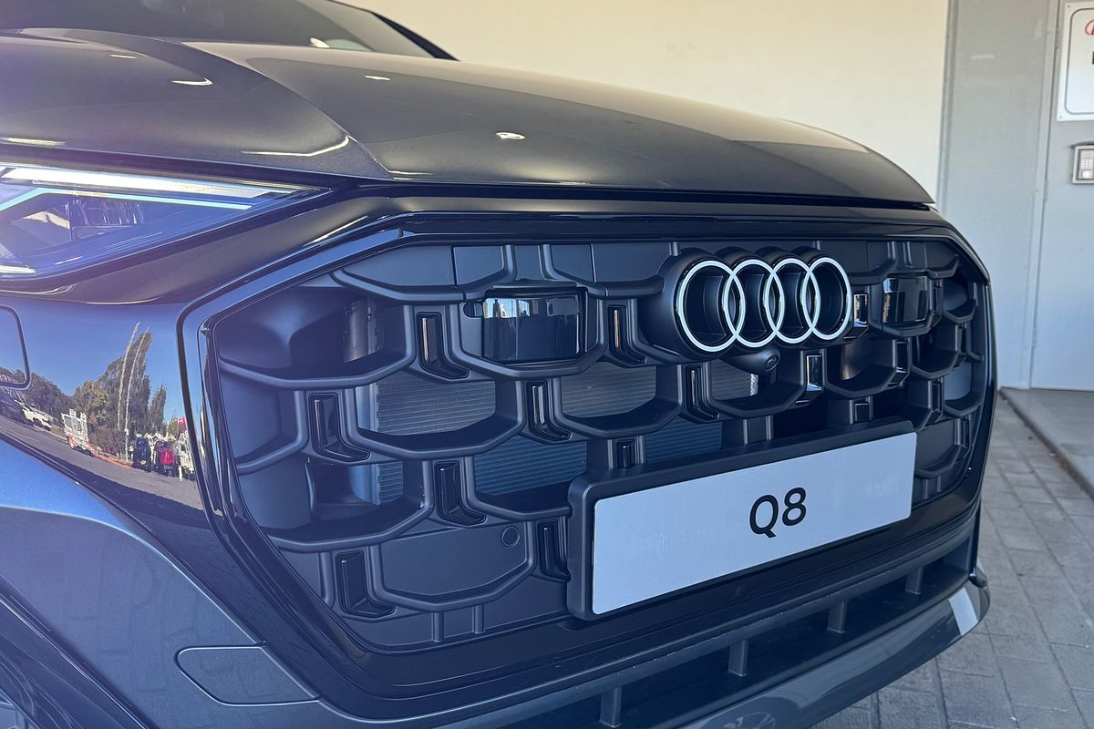 2025 Audi Q8 55 TFSI S line F1