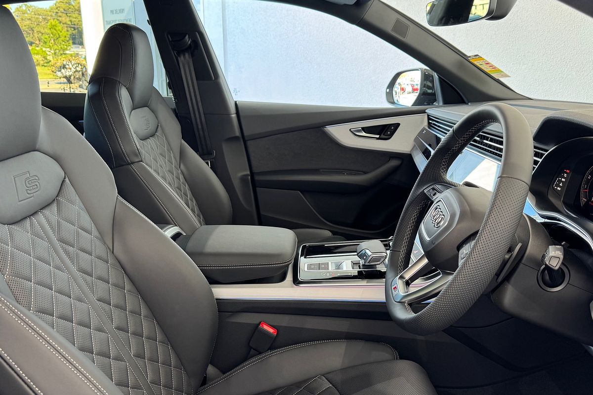 2025 Audi Q8 55 TFSI S line F1
