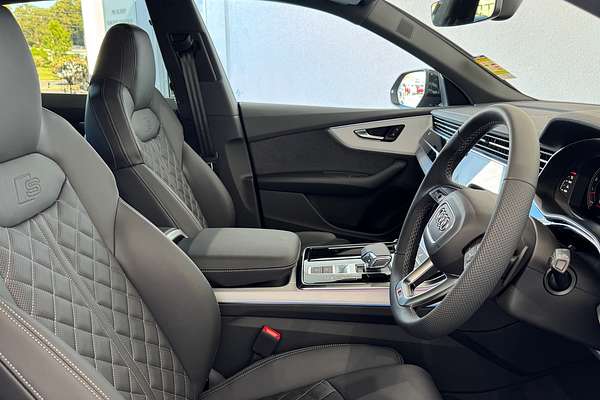 2025 Audi Q8 55 TFSI S line F1