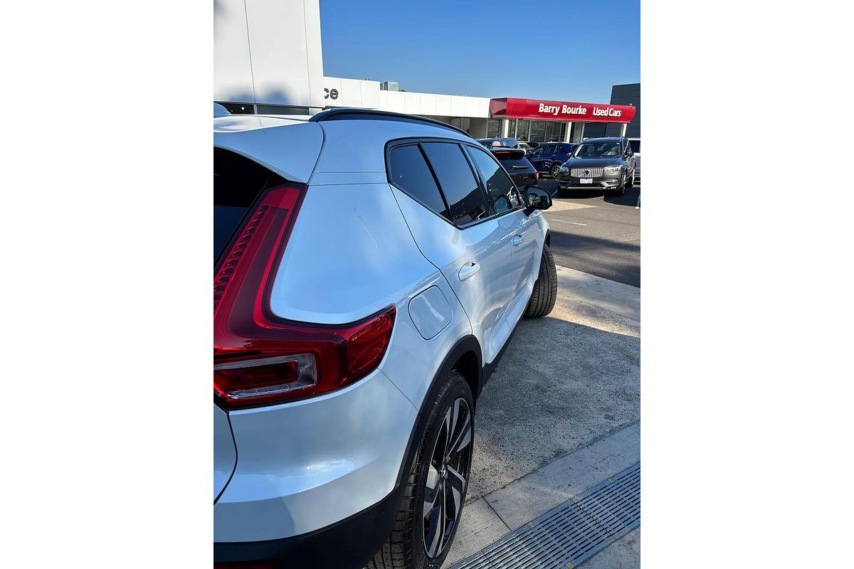 2023 Volvo XC40 Ultimate B5 Dark
