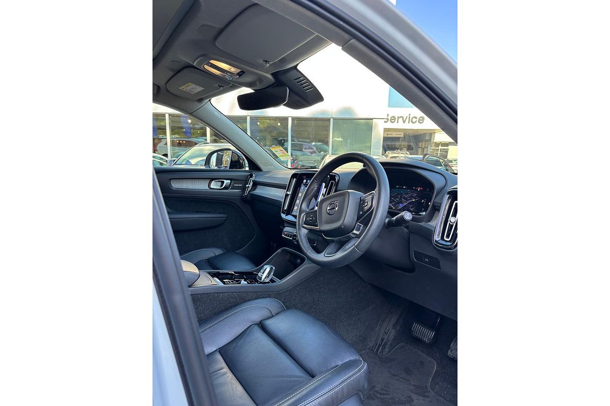 2023 Volvo XC40 Ultimate B5 Dark