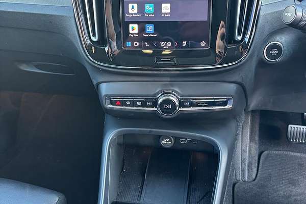 2023 Volvo XC40 Ultimate B5 Dark