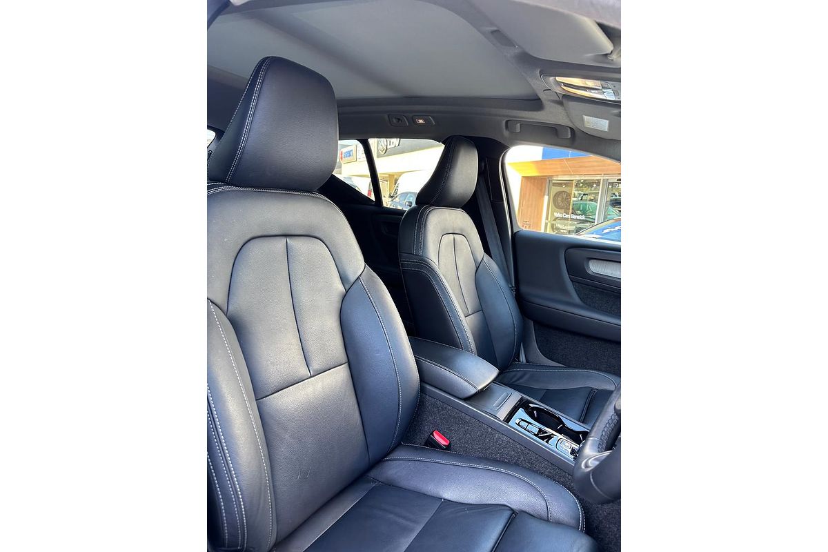 2023 Volvo XC40 Ultimate B5 Dark