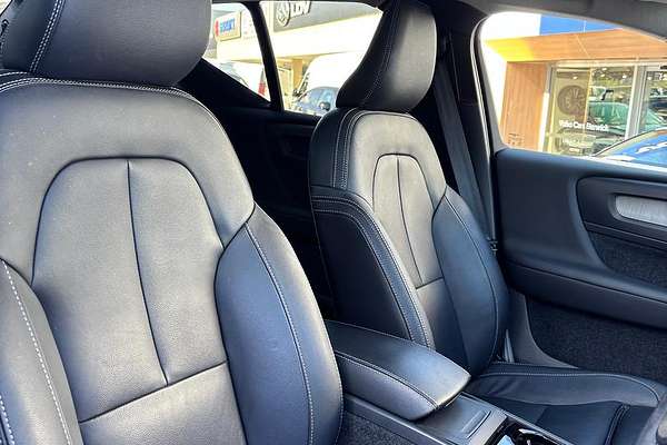 2023 Volvo XC40 Ultimate B5 Dark